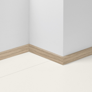 Plinthe chêne poli
