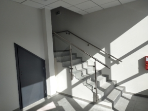 Main courante et verre