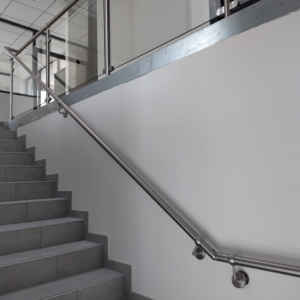 Main courante inox pré-percée taraudée fixation contre un mur